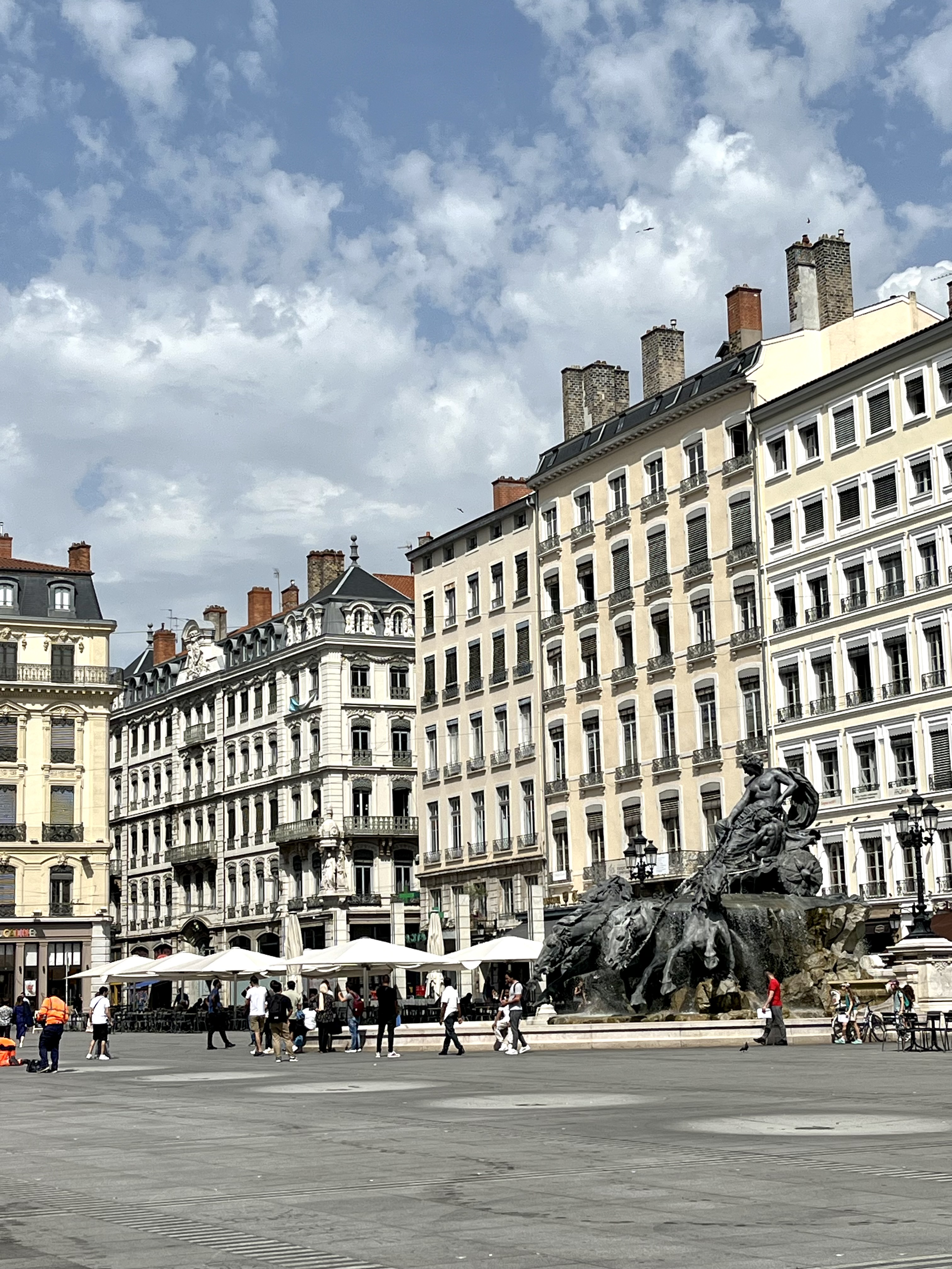 Lyon : la future place des Terreaux ne laisse personne indifférent - Lyon  Capitale